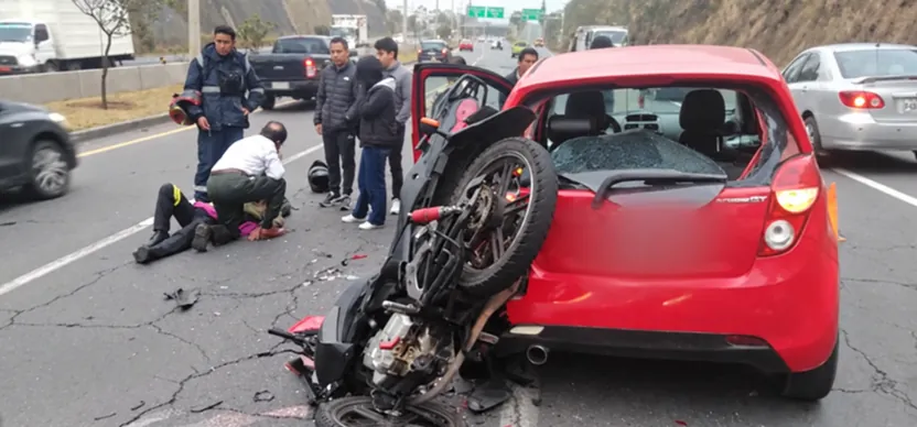 Moto termina incrustada en un auto, tras siniestro vial en la Ruta Viva