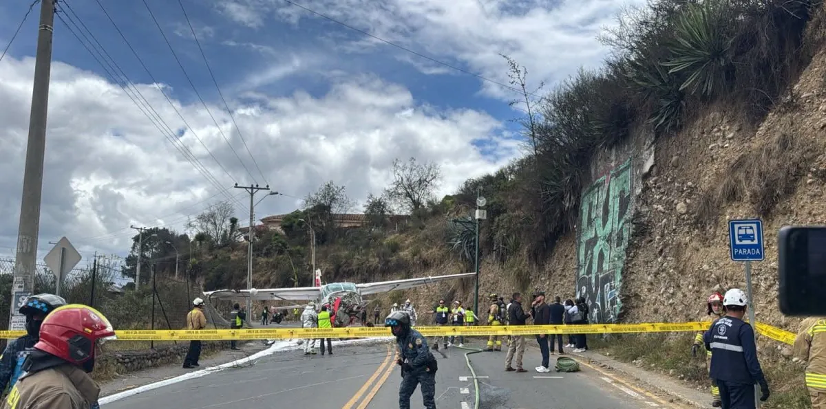 Avioneta pierde pista y cae hacia una avenida de alto tráfico en Cuenca