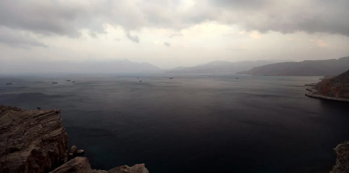 Tras 6 meses de guerra, Ormuz opera bajo mínimos y miles de marineros siguen varados