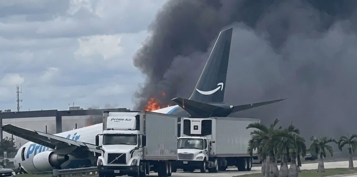 Un avión de carga termina fuera de la pista y envuelto en llamas en aeropuerto de Miami
