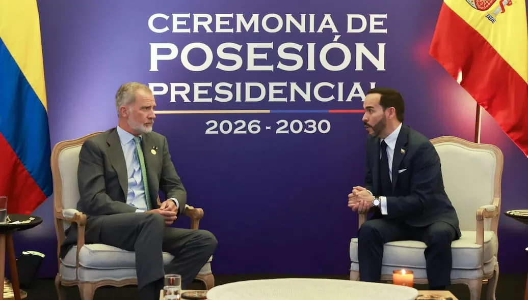 Colombia asiste a inusual cambio presidencial entre distanciados Petro y De la Espriella