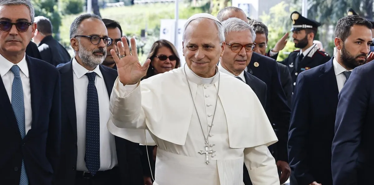 El papa León XIV concelebra una misa en el hospital tras ser operado