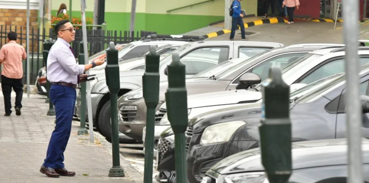 Centro de Guayaquil sería la primera zona con nuevos parqueos tarifados