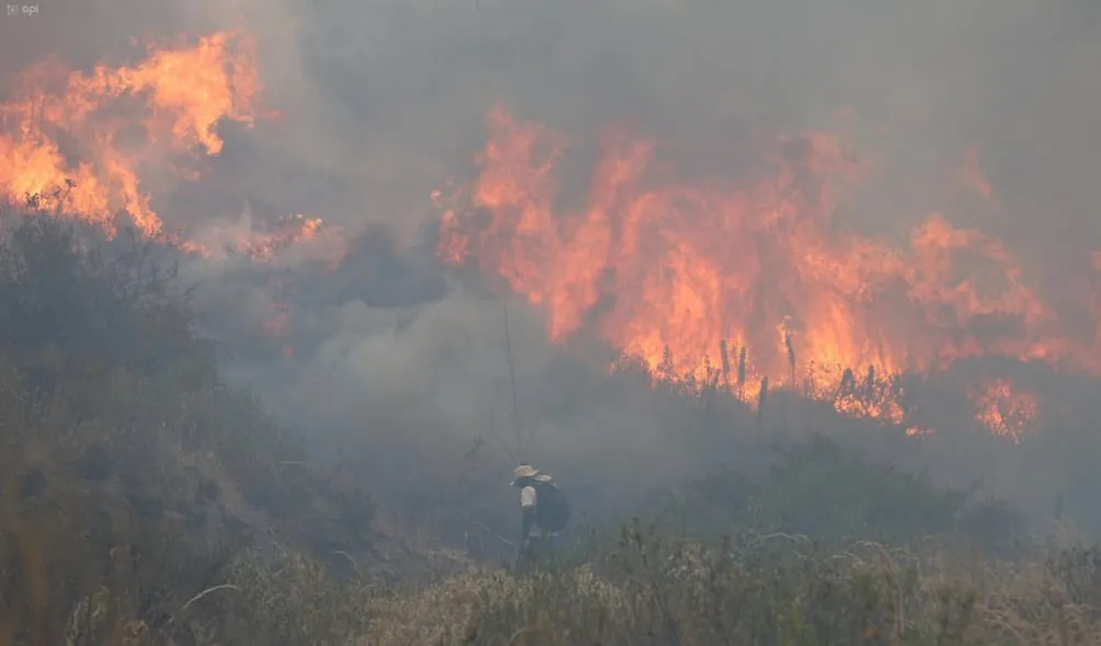 La calidad del aire en Quito se mantiene “aceptable” a pesar del fuerte incendio en el cerro Casitagua
