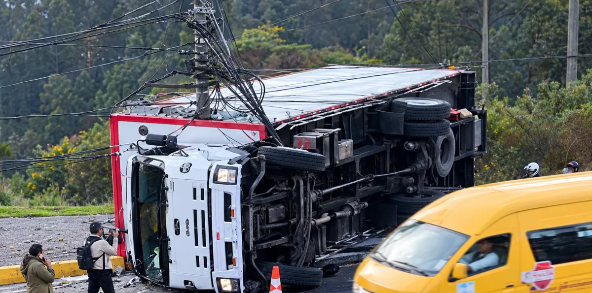 Accidente en la avenida General Rumiñahui: camión volcado provoca cierre vial y congestión en Quito