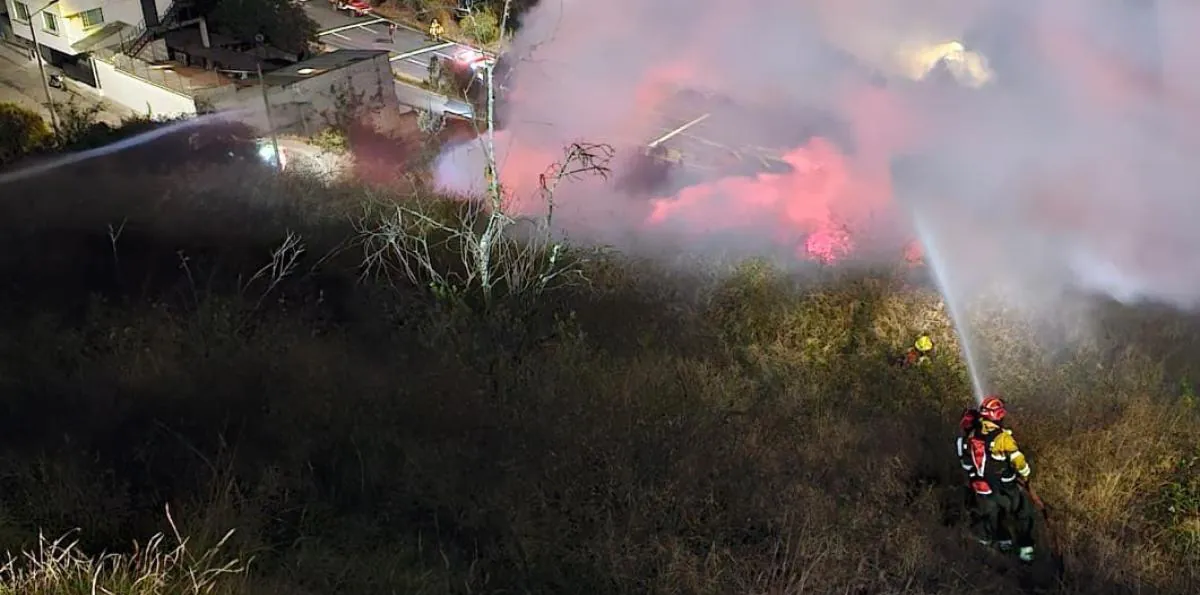 Bomberos de Quito realizan descargas de agua desde el aire para combatir incendio en La Vicentina e Itchimbía