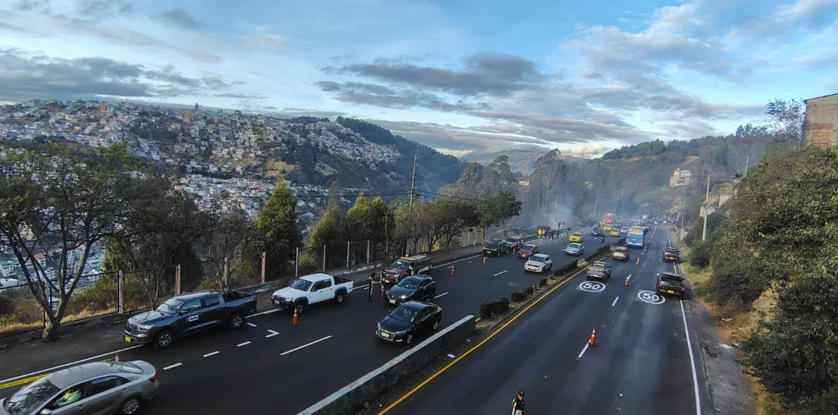 Bomberos de Quito siguen en La Vicentina tras incendio forestal; persiste el olor a humo en la zona