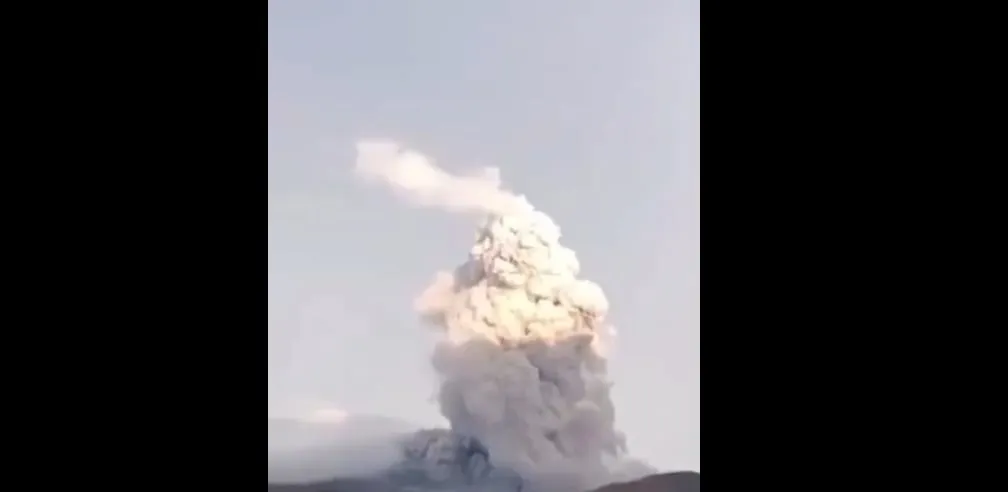Volcán Puracé en Colombia emite cenizas y gases