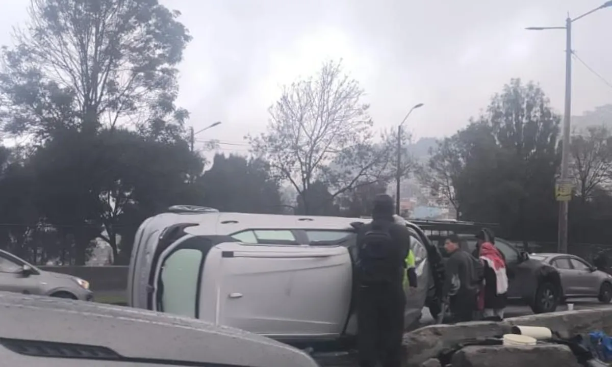 Un vehículo se volcó en la avenida Simón Bolívar, en Quito, este lunes 19 de octubre