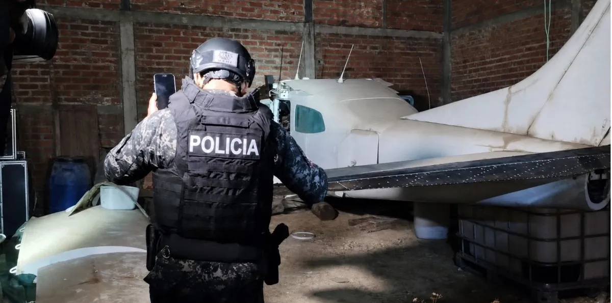 Una avioneta, cocaína y $1 millón en efectivo: así fue el golpe a Los Lobos y Los Choneros