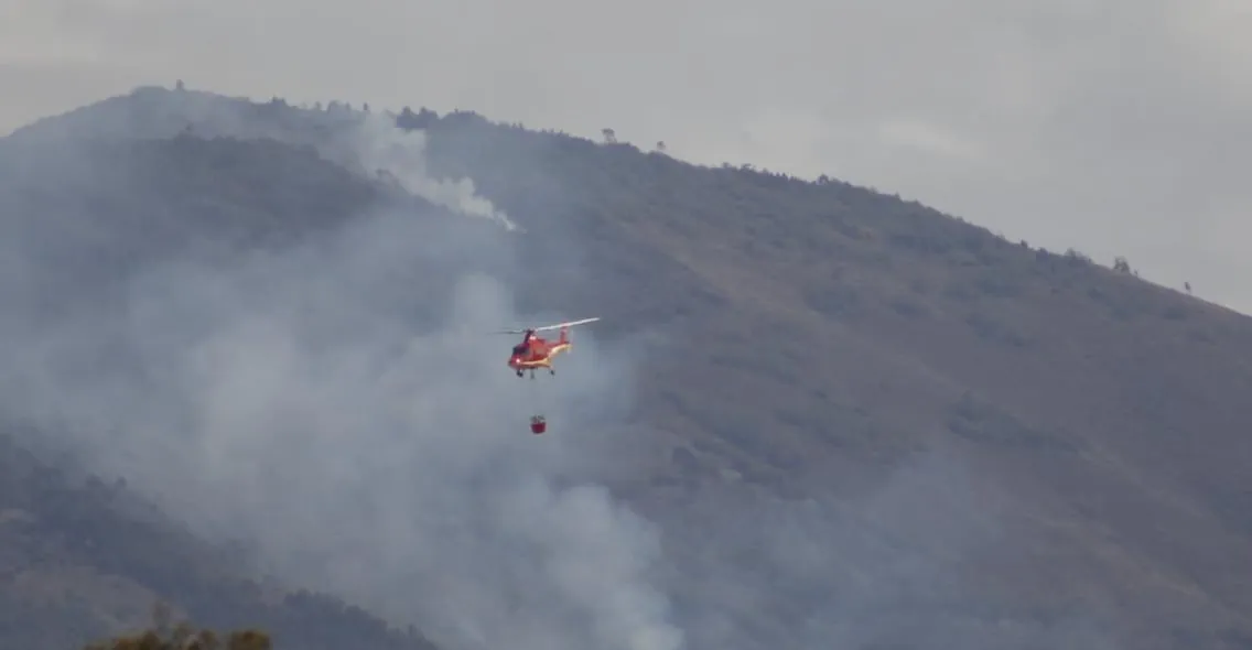 Incendio forestal en el cerro Casituagua llega a su tercer día: un centenar de bomberos lo combate de forma manual