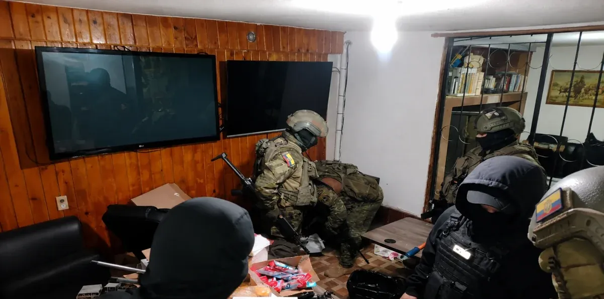Nuevo golpe a Los Lobos en Quito: Ejército descubre supuesto centro de monitoreo en un night club