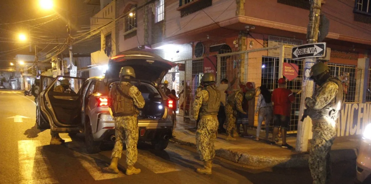 Estado de excepción: ¿pueden policías y militares entrar a una casa sin orden judicial?
