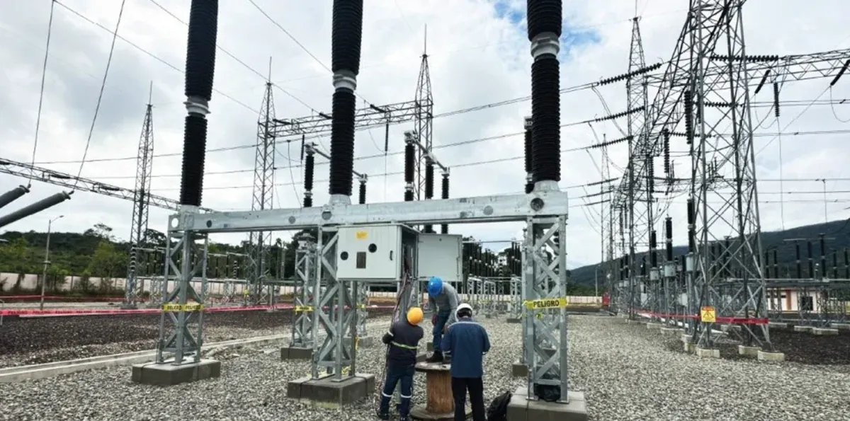 Nuevo sistema de transmisión eléctrica para el sur de Ecuador avanza: ¿cuándo entrará en operación?