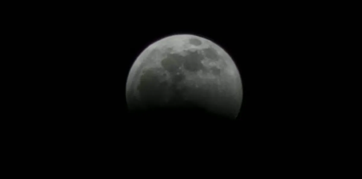 Eclipse lunar parcial se empieza a ver en Guayaquil: así está la luna este 27 de agosto
