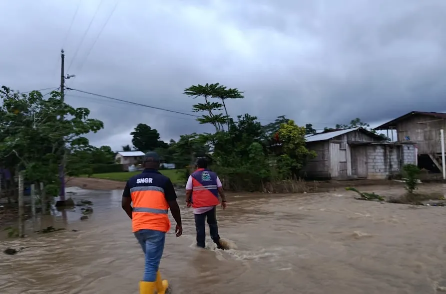 Dos ríos se desbordaron por las lluvias en Guayas y Esmeraldas