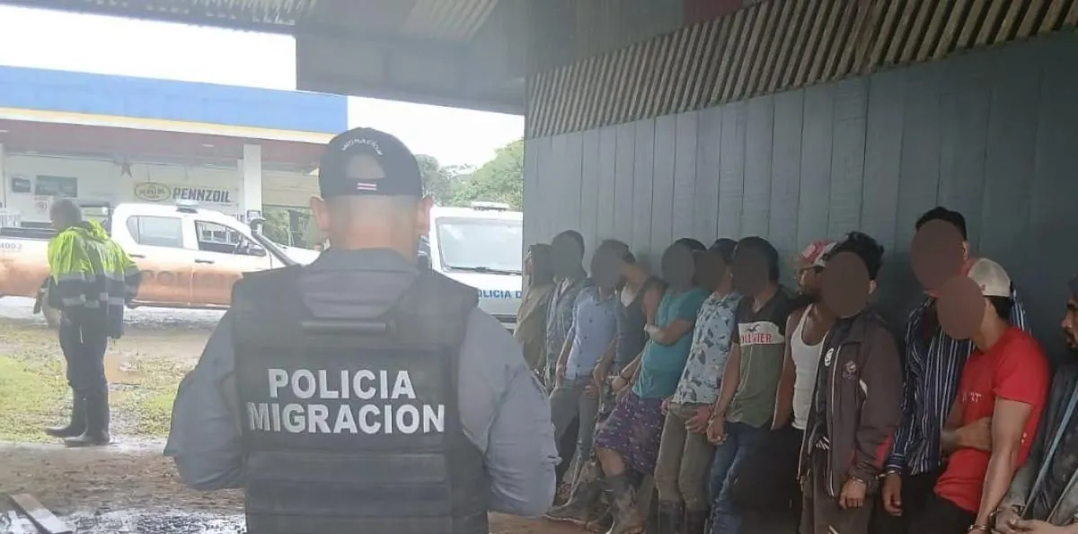 Siete ecuatorianos y 16 colombianos, algunos de "alto perfil criminal", son deportados desde Costa Rica