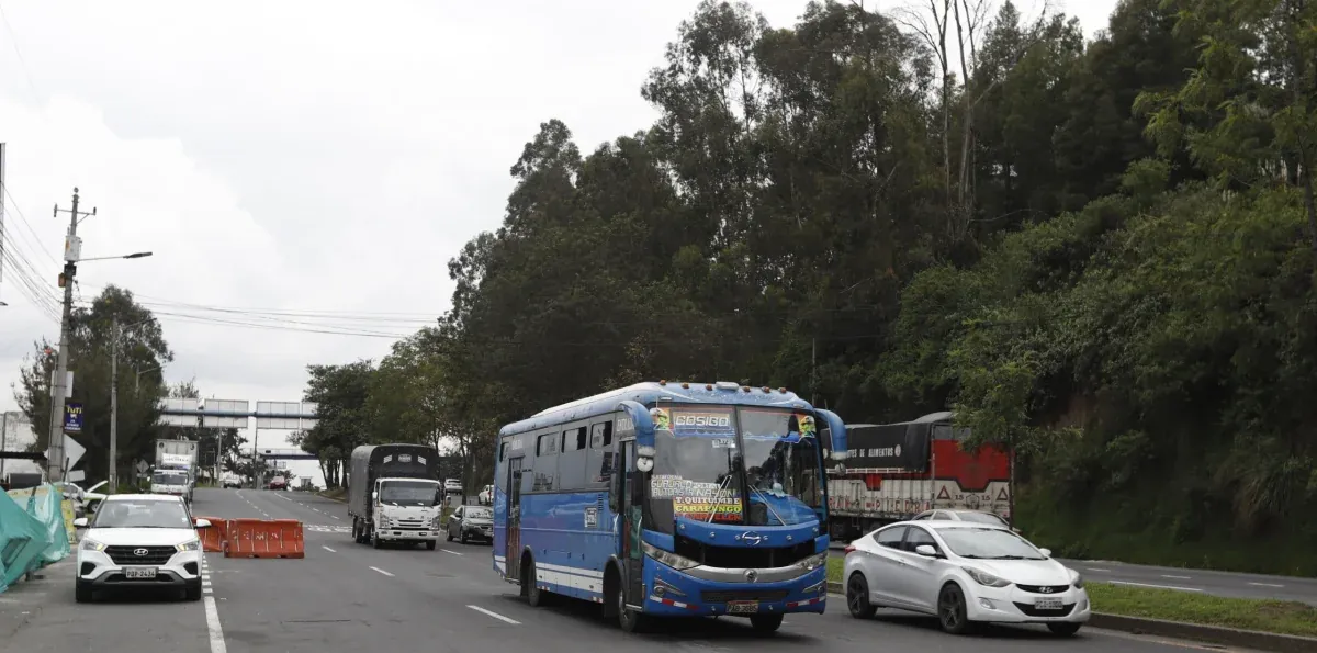 Tráiler cargado de cerveza chocó contra un poste en la Simón Bolívar; dos carriles están cerrados