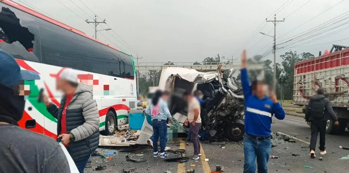 Cierre total de la Panamericana Sur tras fatal choque entre un camión, un bus y un carro en Tambillo