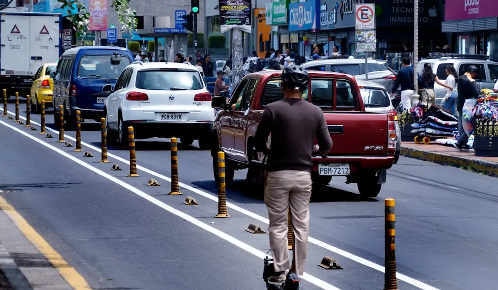 Regulación de scooters en Quito avanza: falta el veto a la Ley de Tránsito y el segundo debate en el Concejo