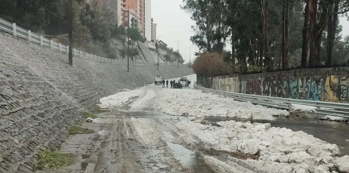 Lluvias en Quito: cierres viales por acumulación de agua y granizo en pasos deprimidos