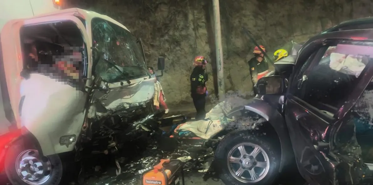 Un muerto y seis heridos deja un choque frontal entre un camión y una camioneta en Tisaleo