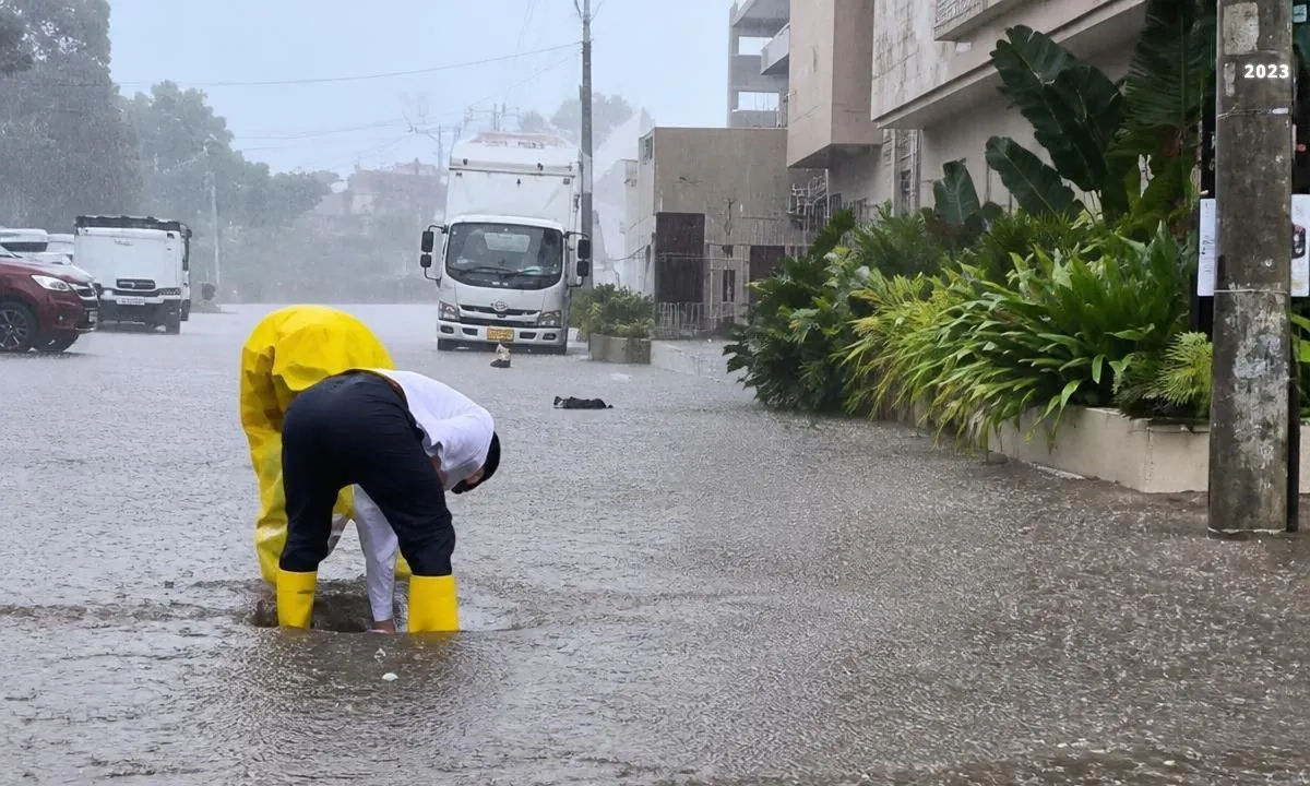 Fuertes lluvias causan inundaciones en tres cantones de Manabí; Inamhi lanza advertencia