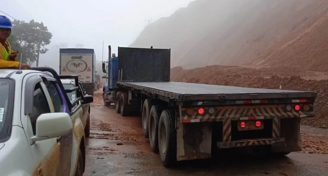 Habilitan un carril en la vía Cuenca-Molleturo tras deslave que dejó vehículos atrapados