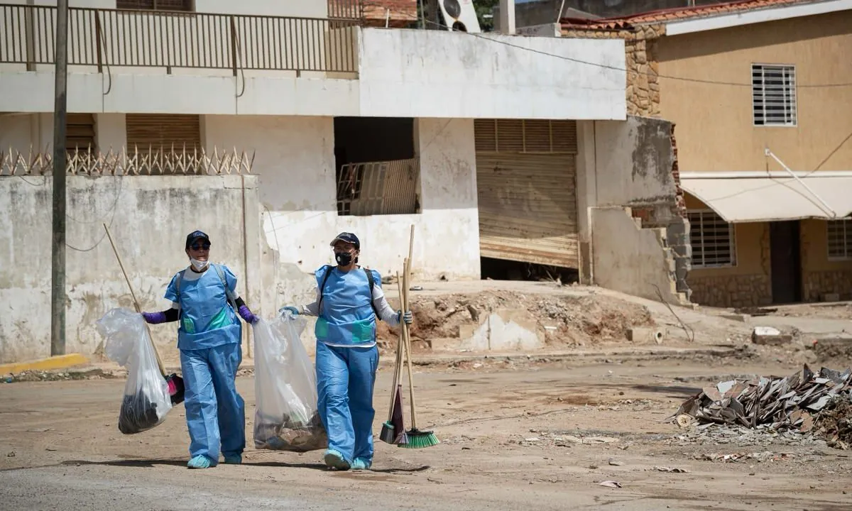 Venezolanos limpian La Guaira tras los terremotos que dejaron miles de muertos