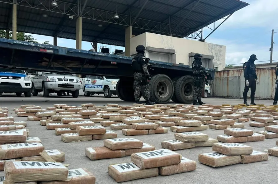 Tráiler que ingresaba a Guayaquil fue interceptado con 602 bloques de cocaína ocultos en un doble fondo