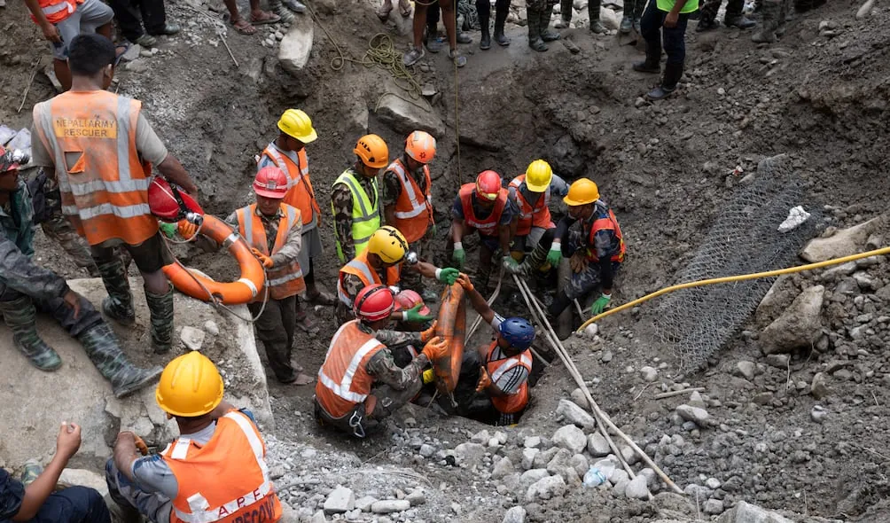 ‘Han pasado nueve días’: rescatan con vida a dos trabajadores atrapados tras la riada en Nepal