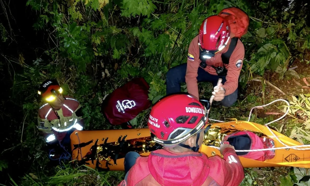 Rescate de 17 personas que se extraviaron en una montaña de Quito