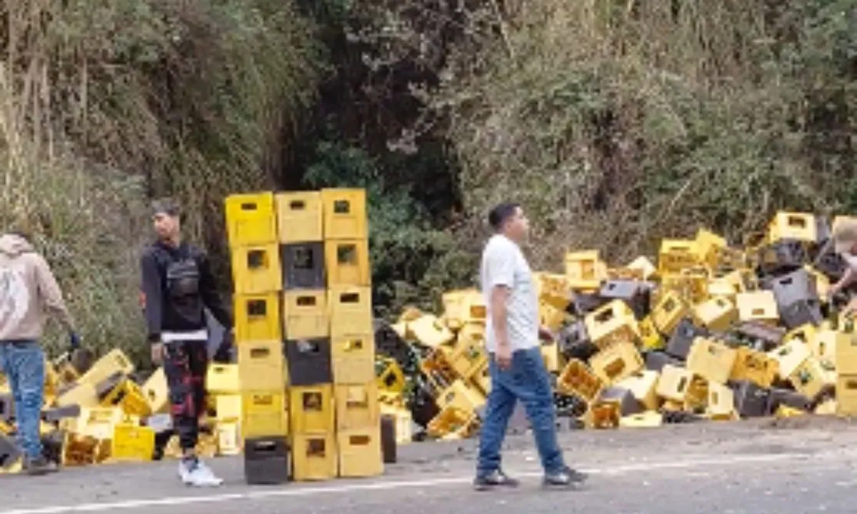 Tráiler cargado de cerveza pierde carril y choca contra un poste en la av. Simón Bolívar, en Quito