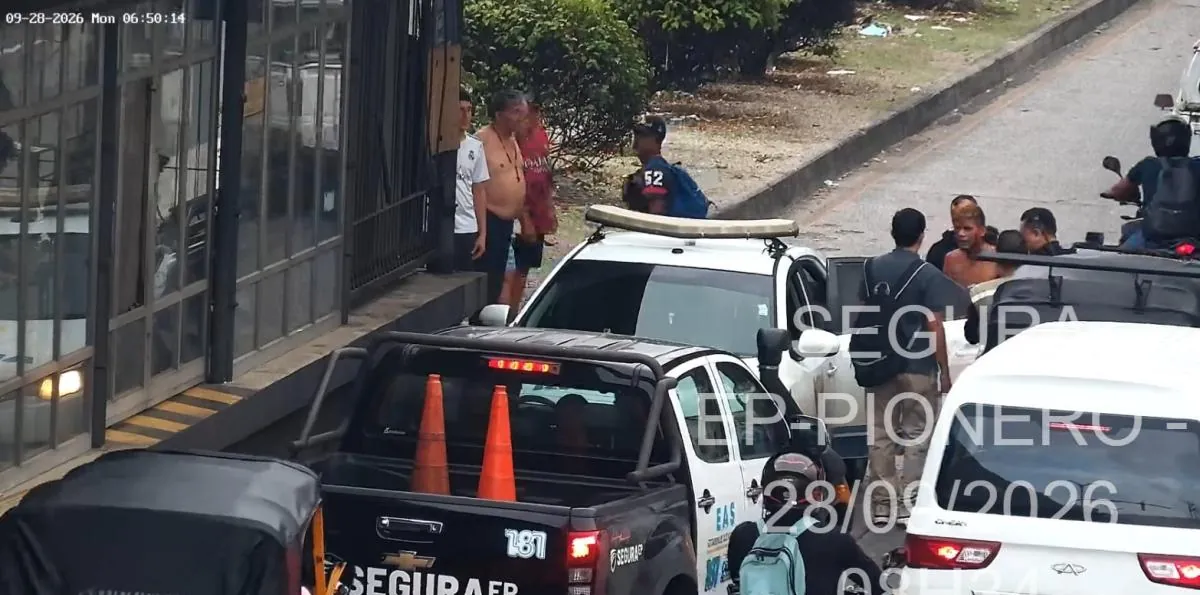 Ciudadanos atrapan a sospechoso de cometer tres asaltos armados en un solo día en buses de la Metrovía en Guayaquil