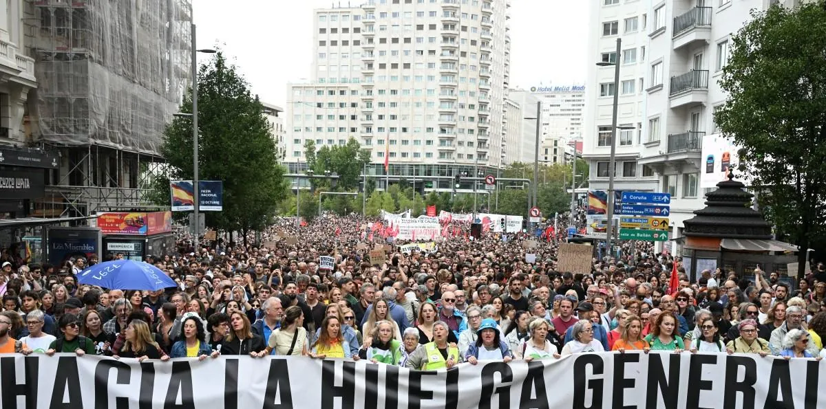 "Hacia la huelga general", el lema de miles de manifestantes en España por el derecho a la vivienda
