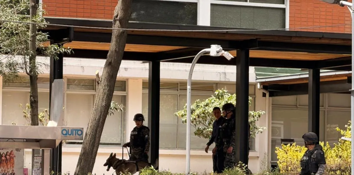 Estudiante de Medicina habría "recibido una amenaza de dos individuos" para alertar sobre supuesta bomba en Quito, dice la Policía