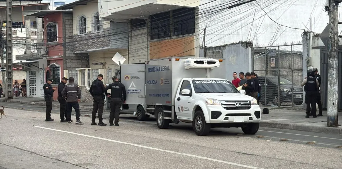 Policía investiga hallazgo de cinco cuerpos maniatados y estrangulados al interior de un vehículo en Guayaquil
