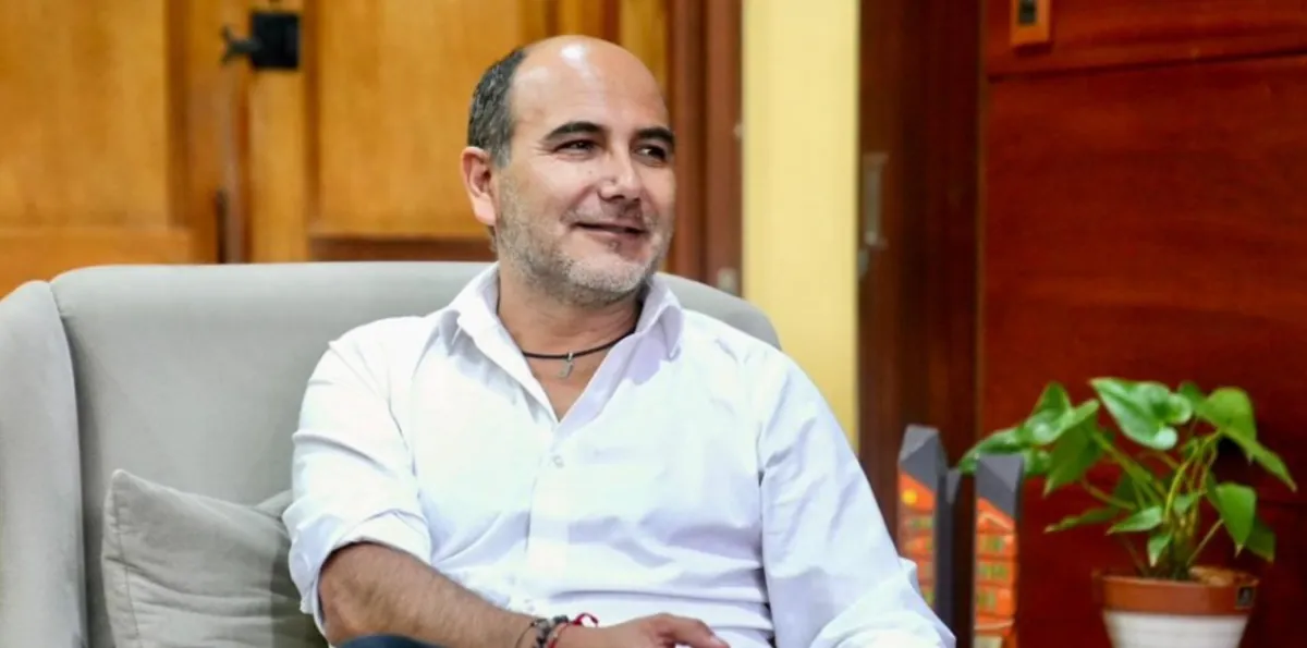 Juan Cristóbal Lloret presenta su renuncia como prefecto del Azuay para buscar la Alcaldía de Cuenca