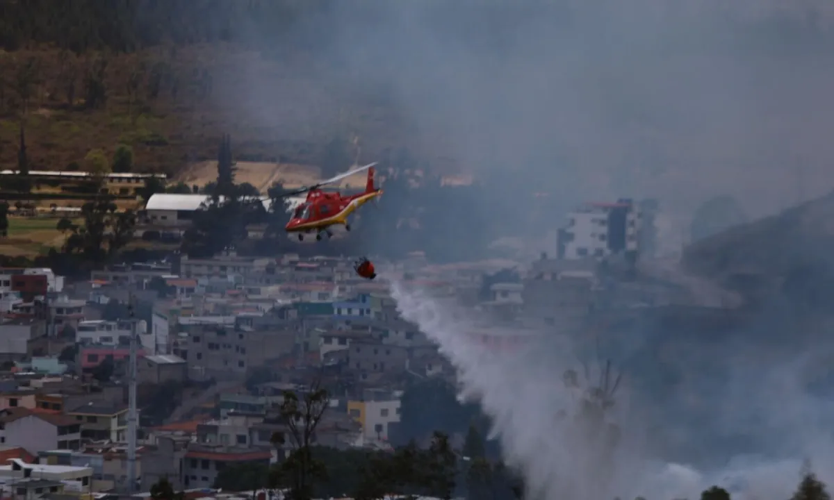 El combate de los incendios forestales necesita un espacio aéreo libre para helicópteros en Quito
