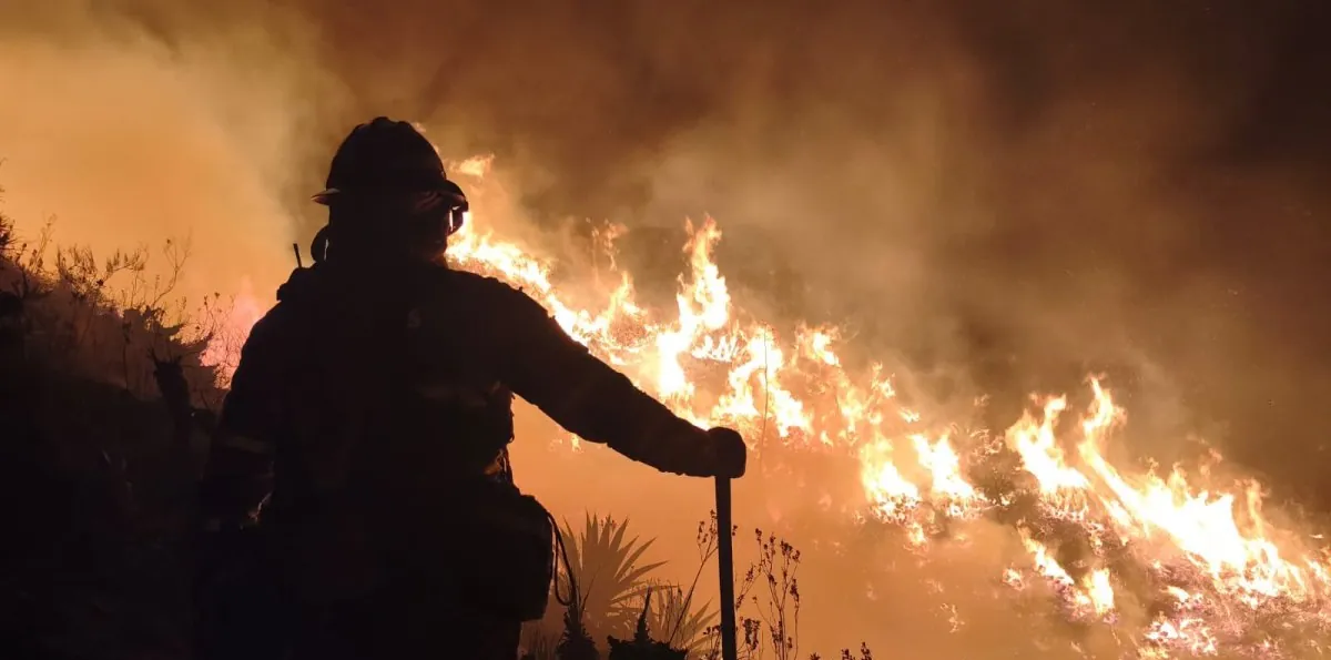 Casitagua bajo vigilancia: Bomberos buscan puntos calientes tras incendio de 300 hectáreas