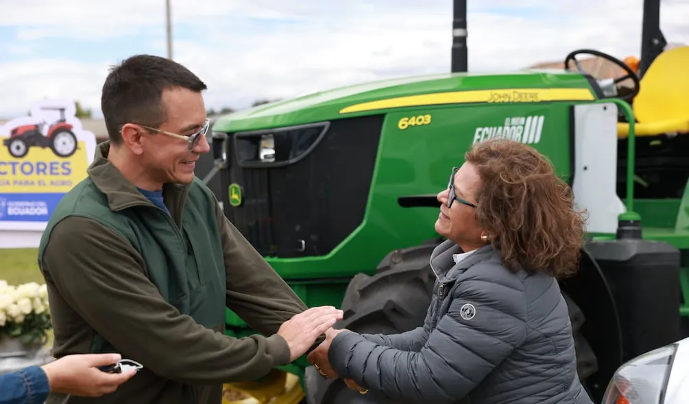 Presidente Daniel Noboa entrega maquinaria y créditos que beneficiarán a más de 800 productores de cinco provincias de la Sierra