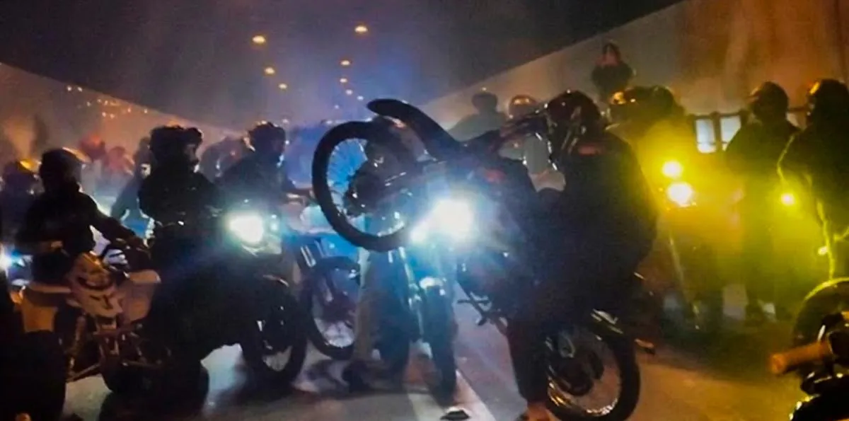 Motociclistas 'se tomaron' el túnel de San Juan, de Quito, para hacer maniobras peligrosas, ¿Qué dice la AMT?