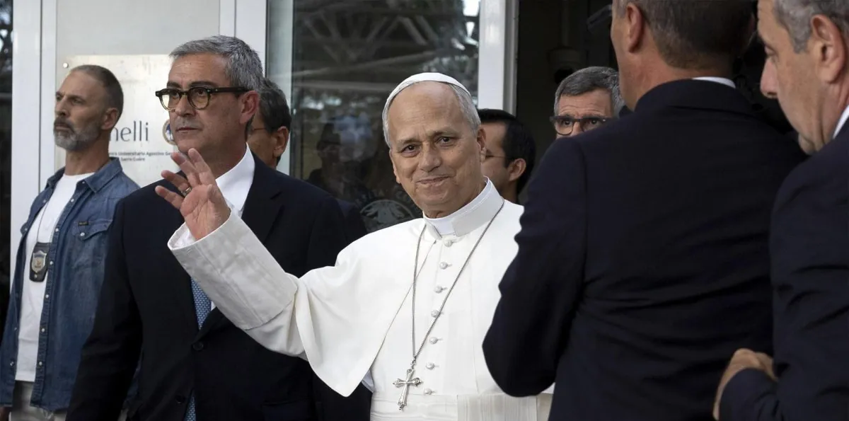 Papa León XIV deja el hospital y regresa al Vaticano tras recibir el alta