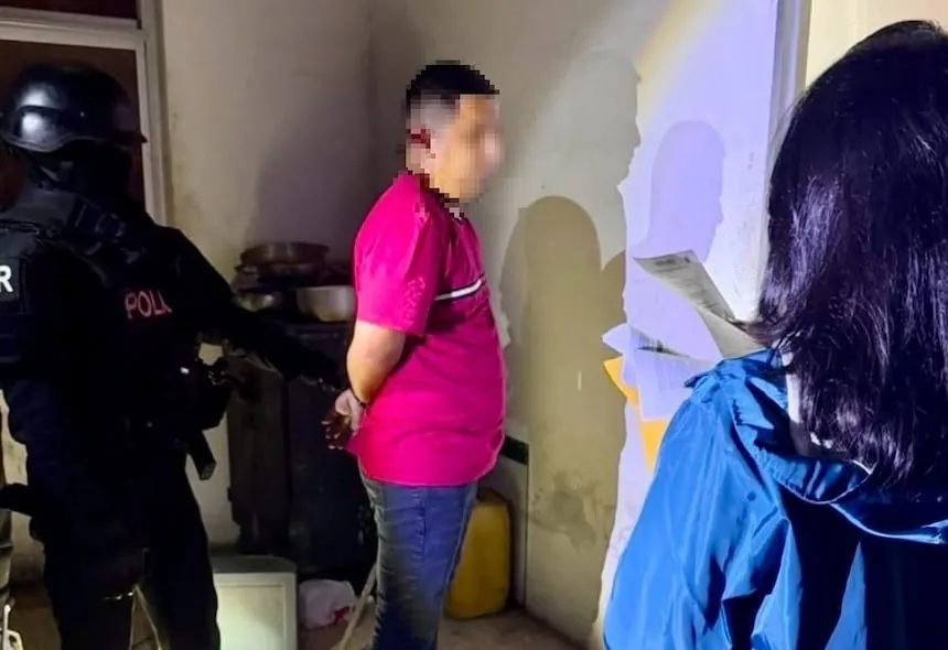 Diez policías en servicio activo y dos en pasivo detenidos por comercialización de vehículos de patios de retención
