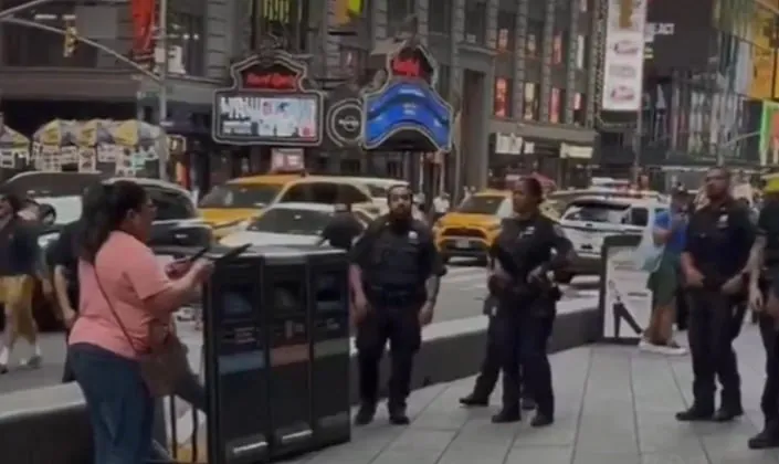 ¿Qué llevó a una ecuatoriana a atacar con un cuchillo en Times Square? Su familia busca respuestas