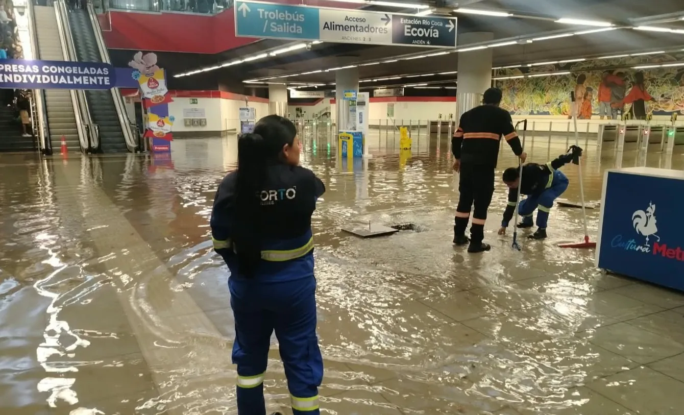 Estación El Labrador del Metro de Quito se inunda por las fuertes lluvias