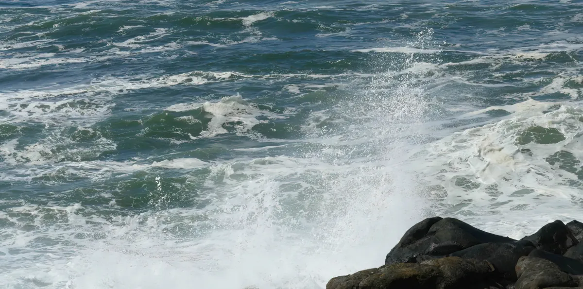 Alerta por oleaje en Manabí: fuertes olas impactan San Clemente y amenazan la zona costera