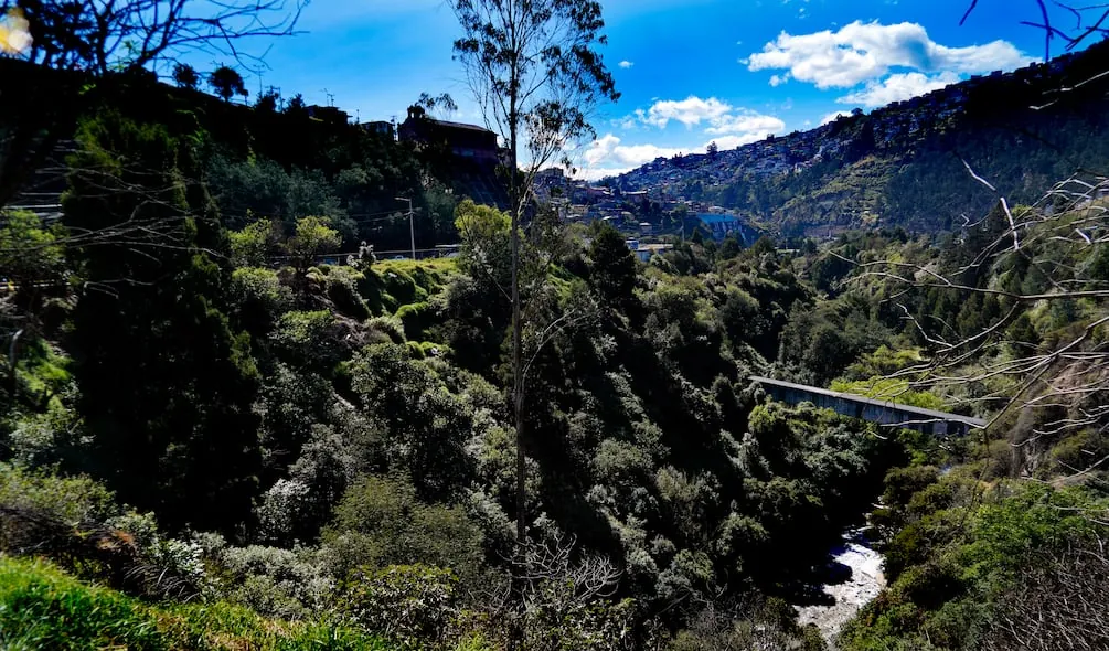Un presunto antisocial cayó al río Machángara, en Quito, luego de supuestamente sustraer un teléfono celular