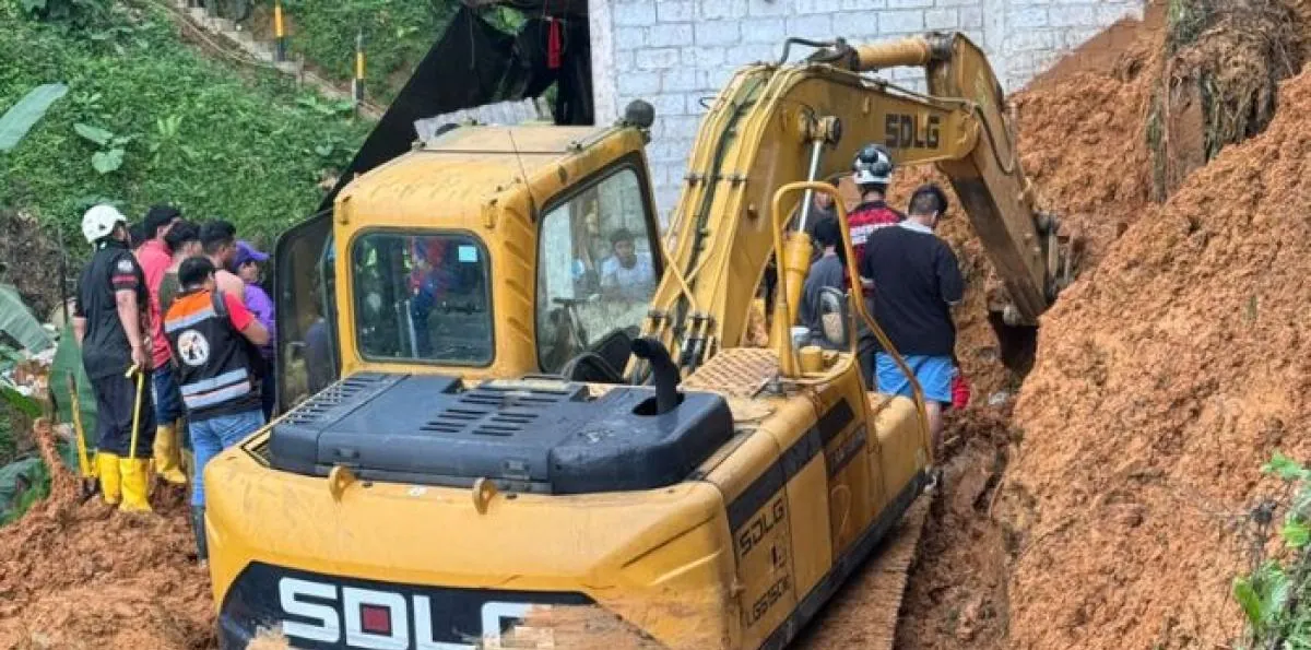 Dos trabajadores fallecidos deja un deslizamiento por lluvias en una mina de Camilo Ponce Enríquez, Azuay