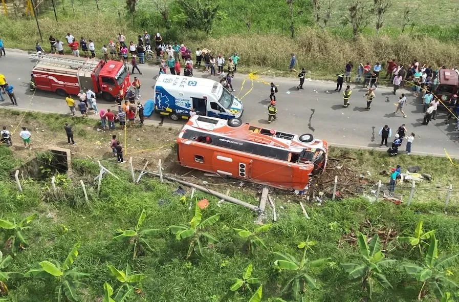 Dos muertos y varios heridos en siniestro de tránsito de un bus en Santo Domingo de los Tsáchilas